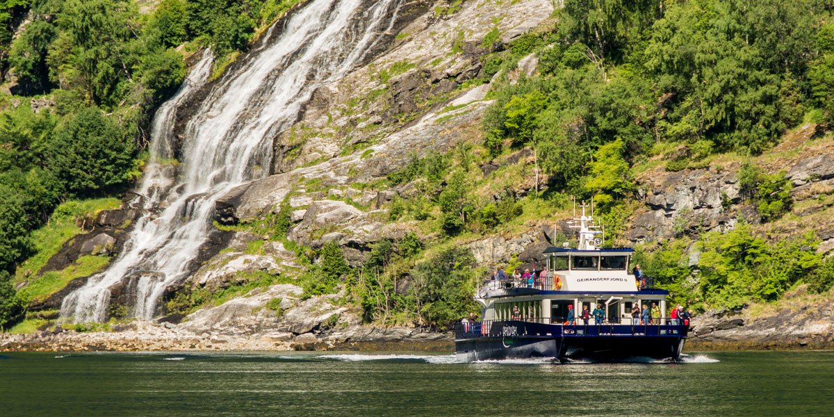 FJORDSIGHTSEEING MIT AUSFLUGSSCHIFF